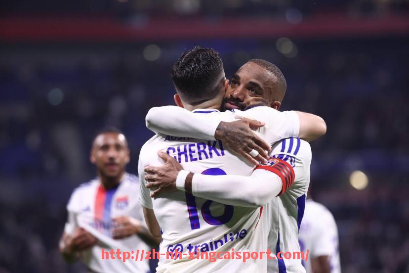 杏彩体育-英超球队与意甲联赛的交流合作及赛事影响探讨